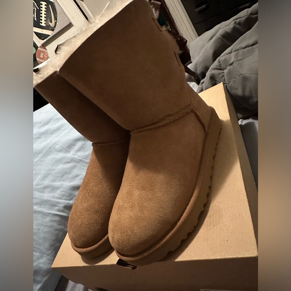 Size 8 Bailey bow Uggs